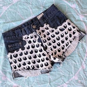 Vintage Levi's x Urban Outfitters Crochet 2" Cutoff Jean Shorts XS